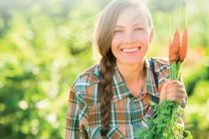 Persona sosteniendo zanahorias