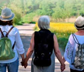 Tres personas de espaldas mirando un paisaje